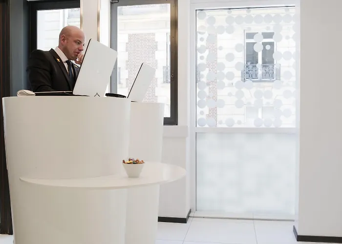 Ekta Champs Elysees Paris